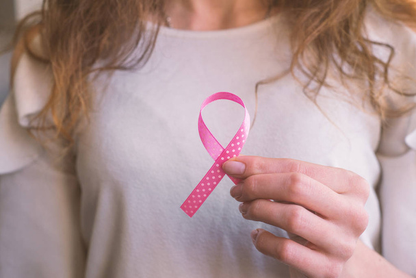 Frauenhände mit rosa Schleife, Brustkrebs-Bewusstseinsmonat, Gesundheitskonzept.  - Foto, Bild