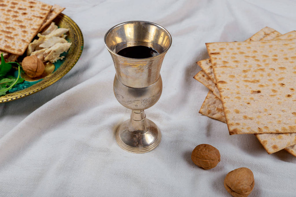 Пасхальный мацо еврейский праздничный хлеб за столом
. - Фото, изображение