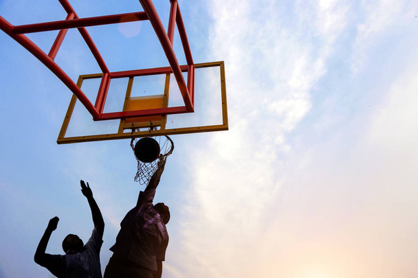 basketbal spelen van de onderste weergave met mededinging begrip - Foto, afbeelding
