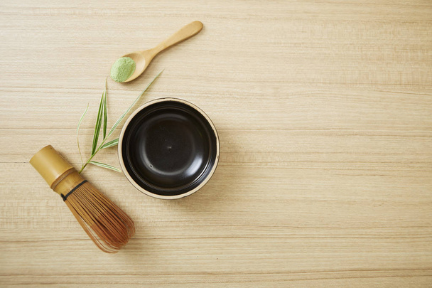 Зеленый чай маття на деревянном фоне
 - Фото, изображение