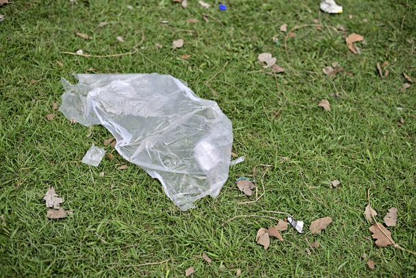  Plastiktüten werden auf der grünen Wiese entsorgt - Foto, Bild