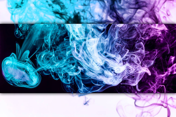Movimiento abstracto congelado de explosión humo rosa y azul múltiples colores sobre fondo blanco y negro. Antecedentes del humo del vap
 - Foto, Imagen