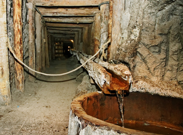 Corridor dans la mine de sel
. - Photo, image