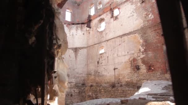 De oude geruïneerde fabriek is als een oorlog. Te slopen gebouwen zonder dak. - Video
