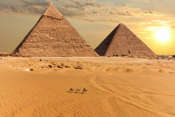 Die Cheopspyramide und die Cheopspyramide, Gizeh, Ägypten - Foto, Bild