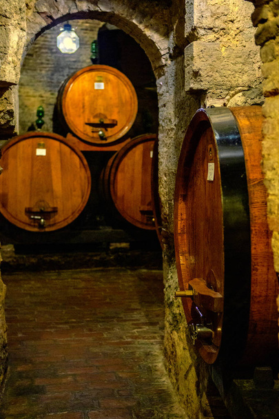 Barricas de vino en bóvedas de vino en Italia
 - Foto, imagen
