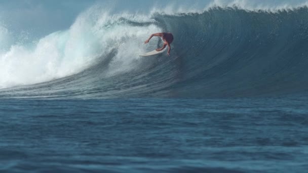 SLOW MOTION: екстремальний серфінг-серфінг великої хвилі ствола трубки
 - Кадри, відео