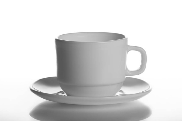 Άδειο, λευκό Κύπελλο, απομονωμένο, λευκό φόντο, κούπα δίσκο κούπα φλιτζάνι τσάι πιάτο Κουζινικά λευκά στοίβα καθαρό άδειο καφέ στούντιο shot φως φόντο γκρι φόντο εσωτερικό  - Φωτογραφία, εικόνα