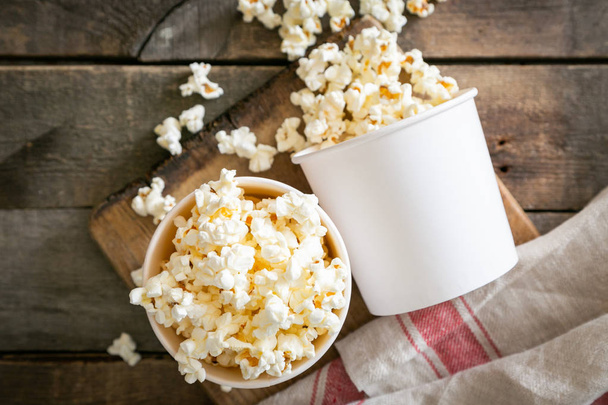 Home made pop corn in white cups on wood background - Φωτογραφία, εικόνα
