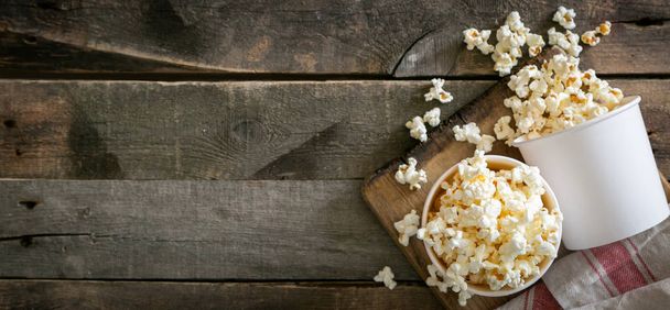 Home made pop corn in white cups on wood background - Foto, Bild