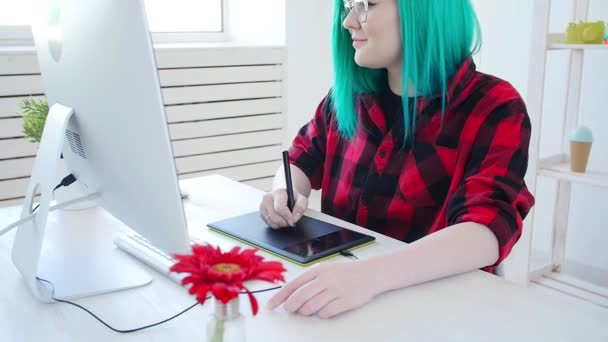 Nuori graafinen suunnittelija väri hiukset työskentelevät tietokoneella tabletin
 - Materiaali, video