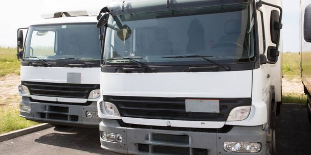 vue de face de camion van blanc dans un parking logistique prêt f
 - Photo, image