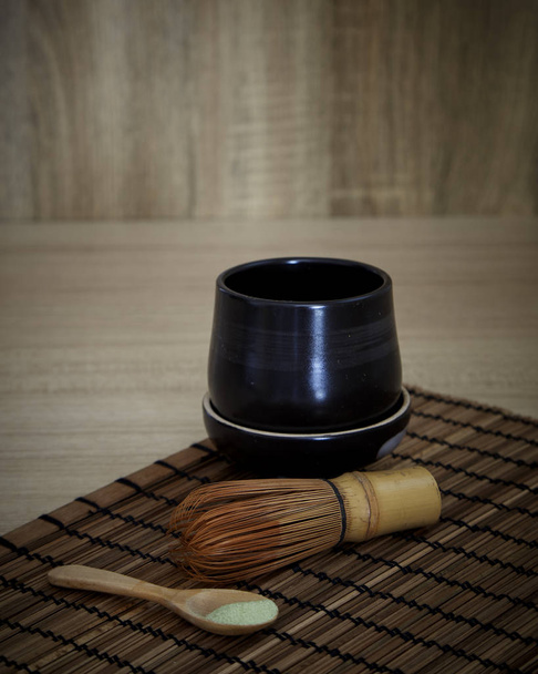organiczna herbata Matcha zielona na drewnianej - Zdjęcie, obraz