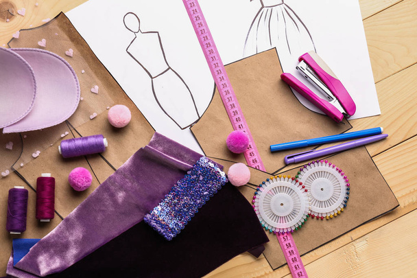 Motifs de couture avec croquis et accessoires de tailleur sur table
 - Photo, image