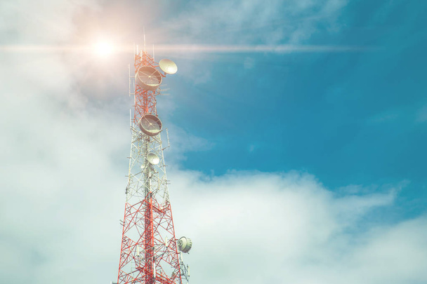 πύργος επικοινωνίας ή Πύργος σήματος κινητής τηλεφωνίας με μπλε ουρανό - Φωτογραφία, εικόνα