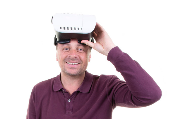 portré egy meghökkent ember használ egy virtuális valóság headset elszigetelt fehér háttér - Fotó, kép