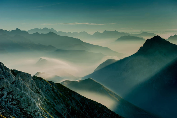 Aamunkoitto vuorilla - Valokuva, kuva
