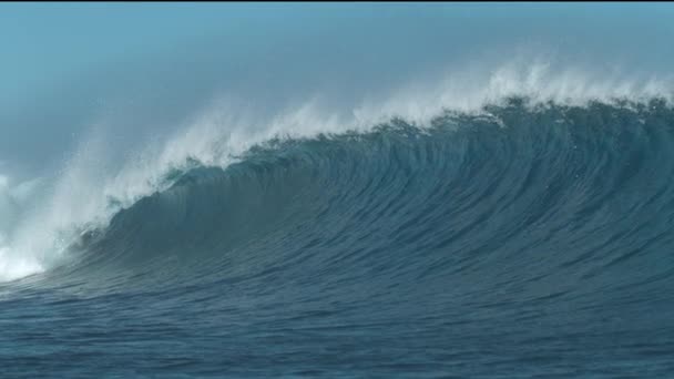 Zblízka: Super záběr obrovský tube vlny zřítilo nedaleko vzdálený exotický ostrov v Chile. Masivní smaragd barevné barel vlna rozstřikování a rozprašování kapky sklovité mořské vody se v jasně modré obloze. - Záběry, video
