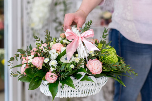 白い浅のバラの美しい花束を保持している女性の花屋 - 写真・画像
