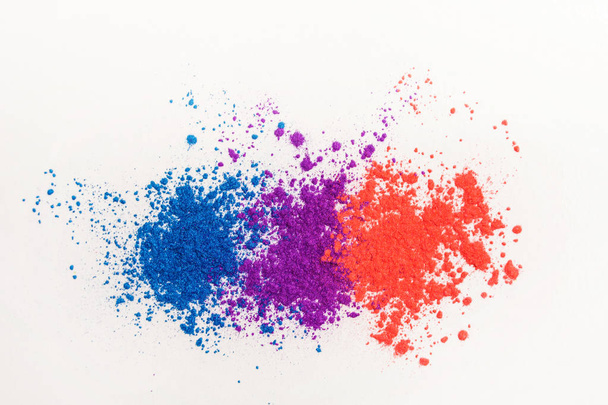 Bright eye shadows in different colors of the rainbow, scattered on a white background. - Foto, Bild