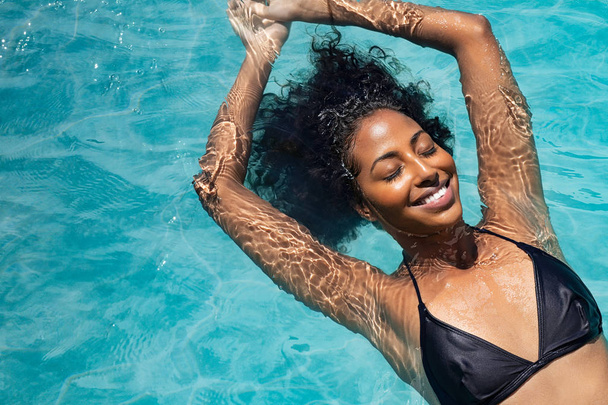 Onnellinen nainen rentouttava uima-altaassa
 - Valokuva, kuva