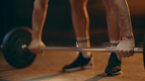 Частковий вигляд пауерліфтера в чорних кросівках підняття штанги
 - Кадри, відео