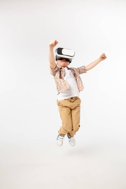 Child with virtual reality headset - Zdjęcie, obraz