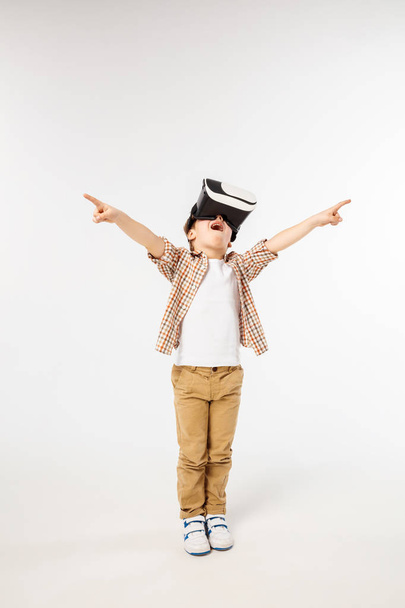 Child with virtual reality headset - Foto, imagen
