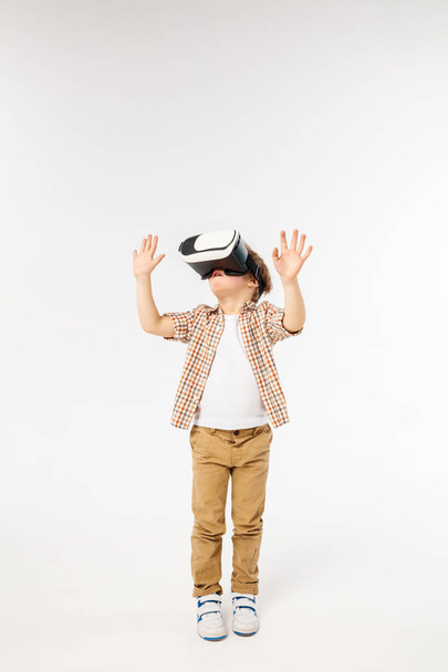 Child with virtual reality headset - Zdjęcie, obraz