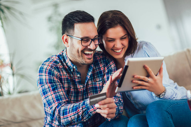 Jeune couple faisant du shopping sur internet avec tablette numérique
 - Photo, image