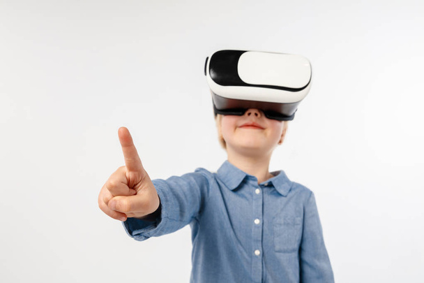 Child with virtual reality headset - Foto, imagen