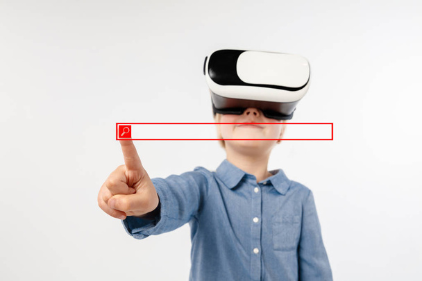 Παιδί με σετ κεφαλής εικονικής πραγματικότητας - Φωτογραφία, εικόνα