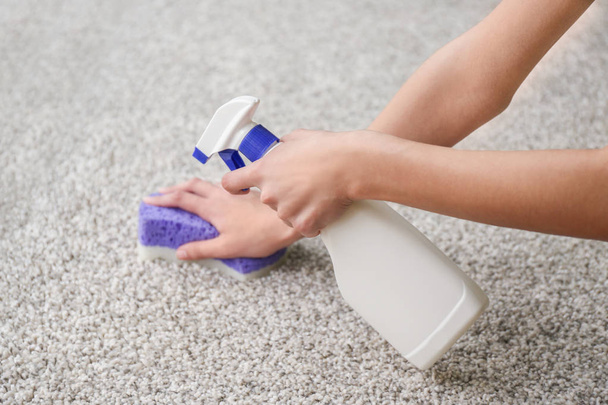 Woman cleaning carpet at home - Foto, Imagen