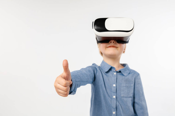 Child with virtual reality headset - 写真・画像