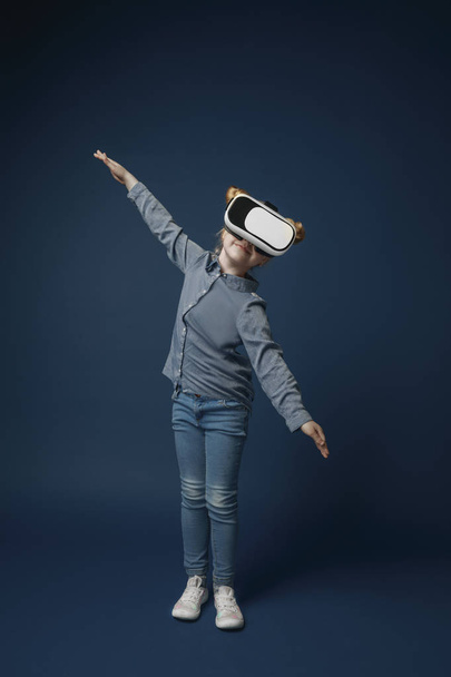 Child with virtual reality headset - Valokuva, kuva