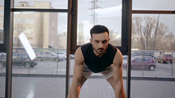 Μπροστινή όψη της μυϊκής powerppa σε λευκό σορτς κάνοντας νεκρό στο γυμναστήριο - Πλάνα, βίντεο