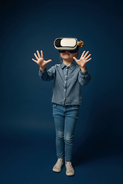 Child with virtual reality headset - Φωτογραφία, εικόνα