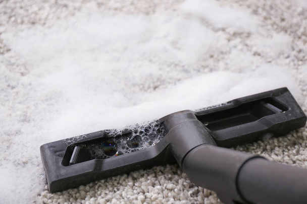 Washing of carpet with vacuum cleaner - Foto, Bild