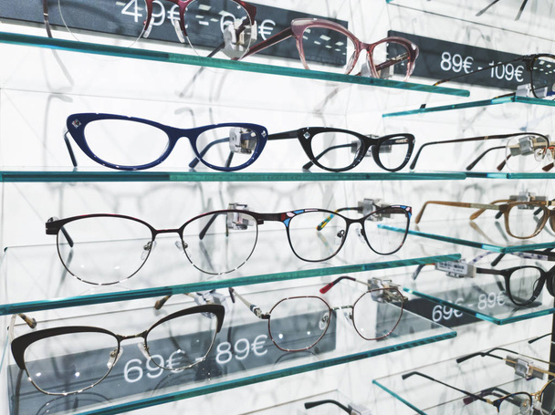 shelf with glasses in eyewear store - Φωτογραφία, εικόνα
