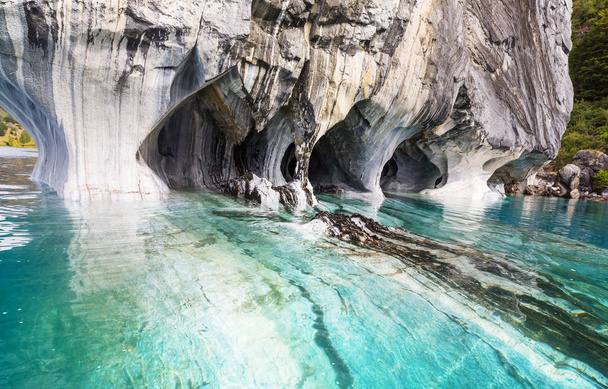 Cuevas de mármol inusuales en el lago de General Carrera, Patagonia, Chile. Carretera Viaje Austral
. - Foto, imagen