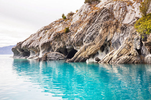 Ongewone marmeren grotten op het meer van General Carrera, Patagonië, Chili. Carretera Austral reis. - Foto, afbeelding