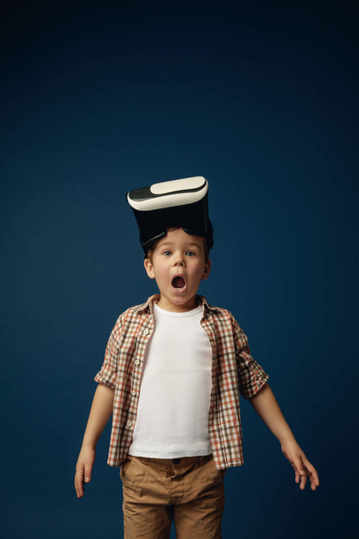 Child with virtual reality headset - Foto, Imagem