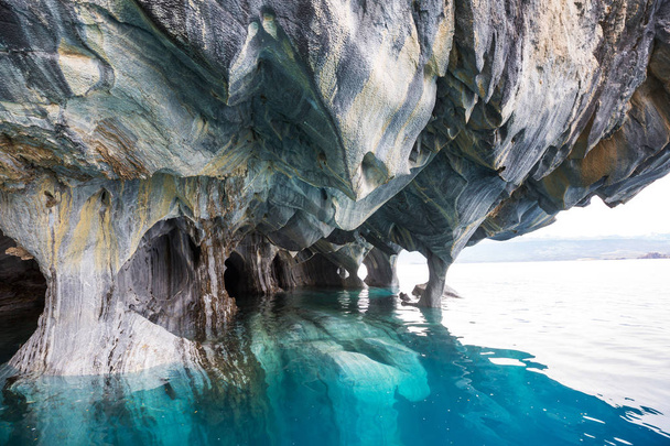 Ongewone marmeren grotten op het meer van General Carrera, Patagonië, Chili. Carretera Austral reis. - Foto, afbeelding
