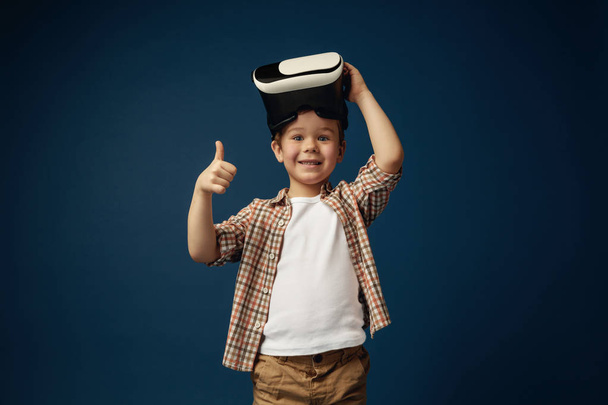 Child with virtual reality headset - Фото, зображення