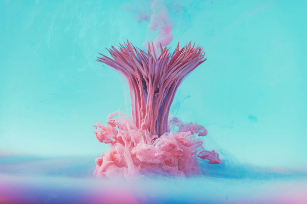Rosa flor de margarita con tinta pastel, concepto de flor de verano abstracta creativa
  - Foto, Imagen