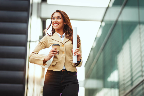 junge glückliche erfolgreiche Frau spaziert durch Büroviertel - Foto, Bild