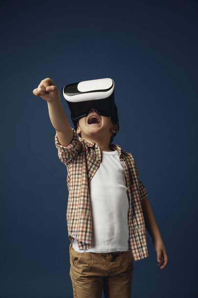 Child with virtual reality headset - 写真・画像