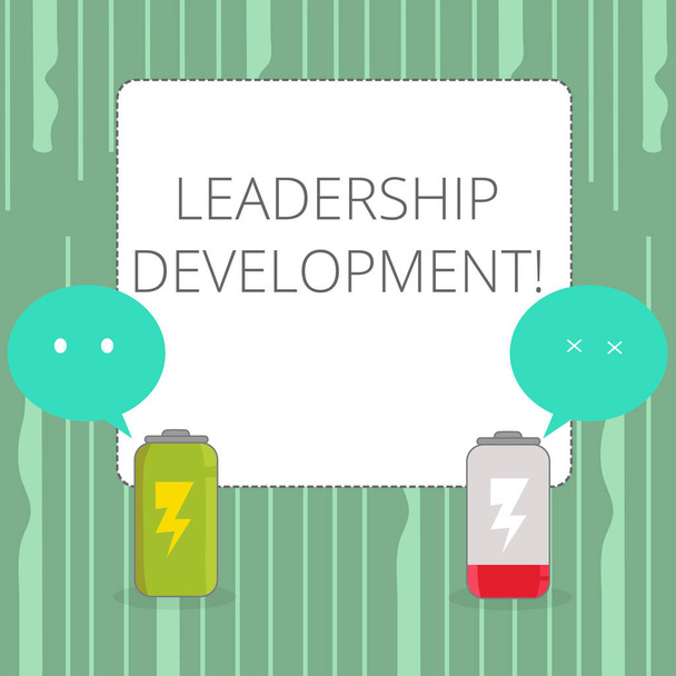 Word Writing Text Leadership Development. Business-Konzept für ein Programm, das Zeigen zu besseren Führungspersönlichkeiten macht voll aufgeladen und entladene Batterie mit zwei bunten Emoji-Sprechblase. - Foto, Bild