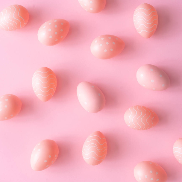 Pink húsvéti tojás pasztell asztalnál. Minimális húsvéti háttérkompozíció  - Fotó, kép