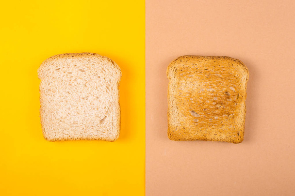 Twee toast van gevarieerd brood op gele en bruine achtergrond - Foto, afbeelding